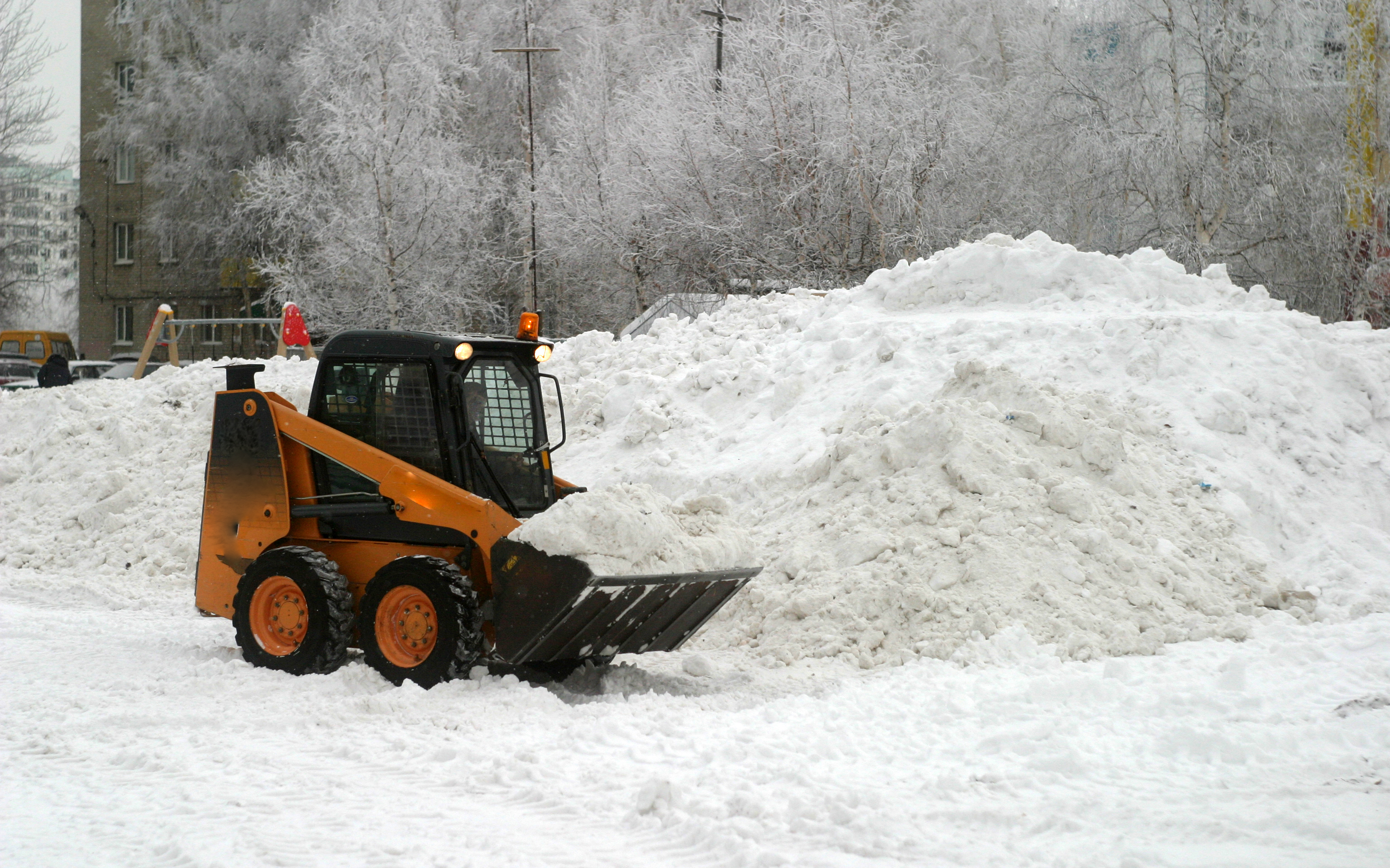 Погрузчик для снега. Мини погрузчик JCB 135 уборка снега. Мини погрузчик JCB 155 уборка снега. Трактор Bobcat для уборки снега. Минитрактор для уборки снега JCB.